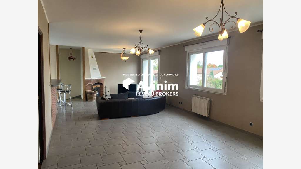Bâtiment en très bon état à vendre à Joze