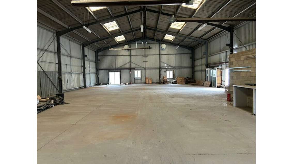 Vente local activités-bureaux 700m² Châteaurenard