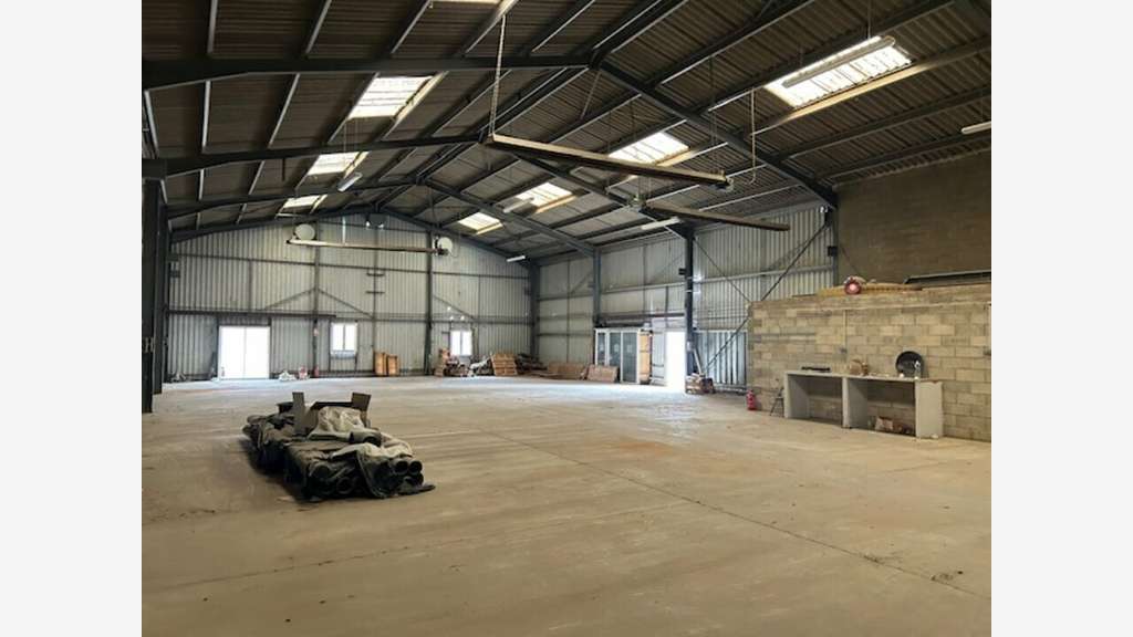 Vente local activités-bureaux 700m² Châteaurenard