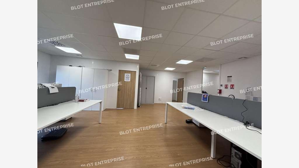 Locaux d'activités récents 1553m² à La Chevrolière