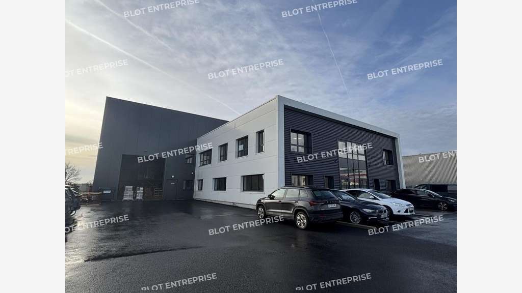 Locaux d'activités récents 1553m² à La Chevrolière