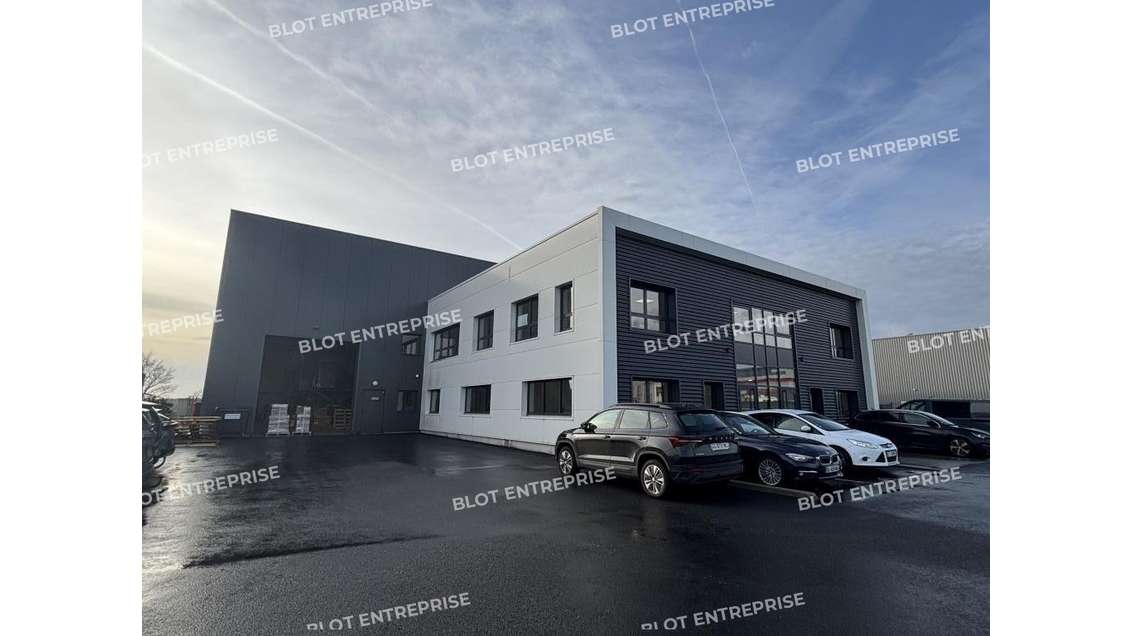 Locaux d'activités récents 1553m² à La Chevrolière