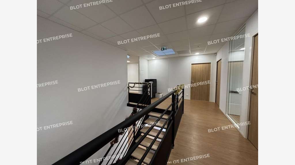 Locaux d'activités récents 1553m² à La Chevrolière