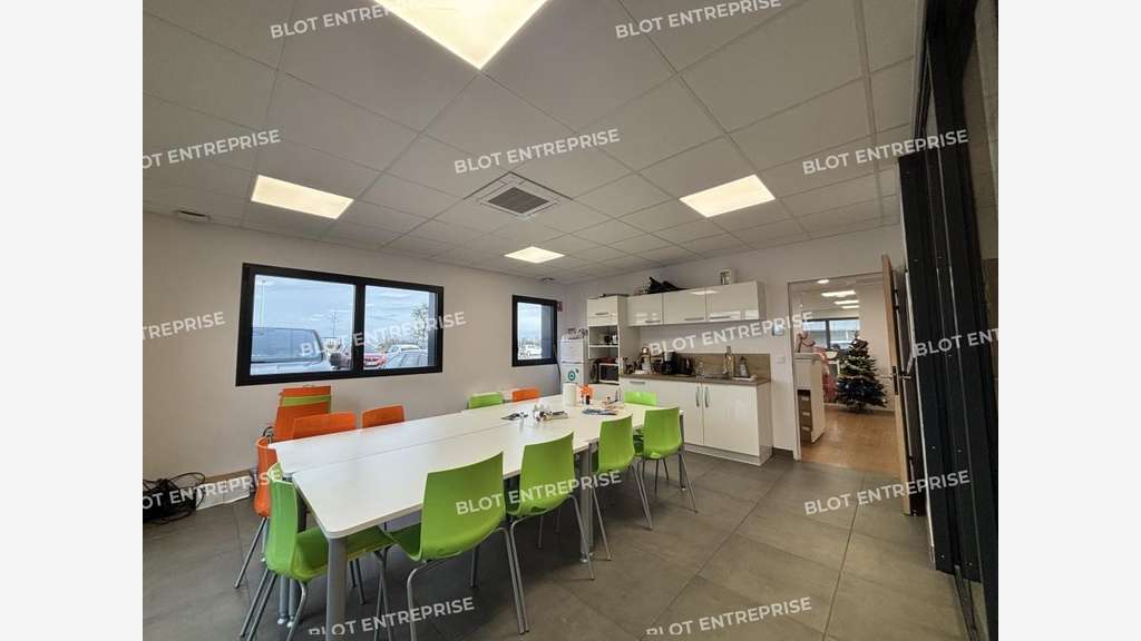 Locaux d'activités récents 1553m² à La Chevrolière