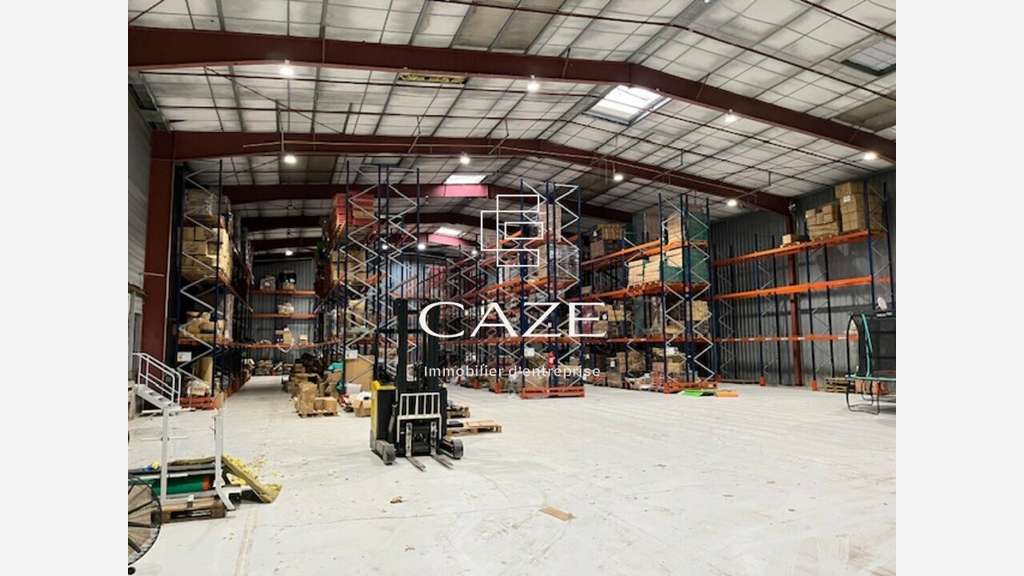 Bâtiment de 2100m² à vendre proche N10 la Couronne