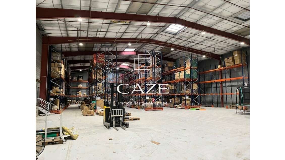 Bâtiment de 2100m² à vendre proche N10 la Couronne