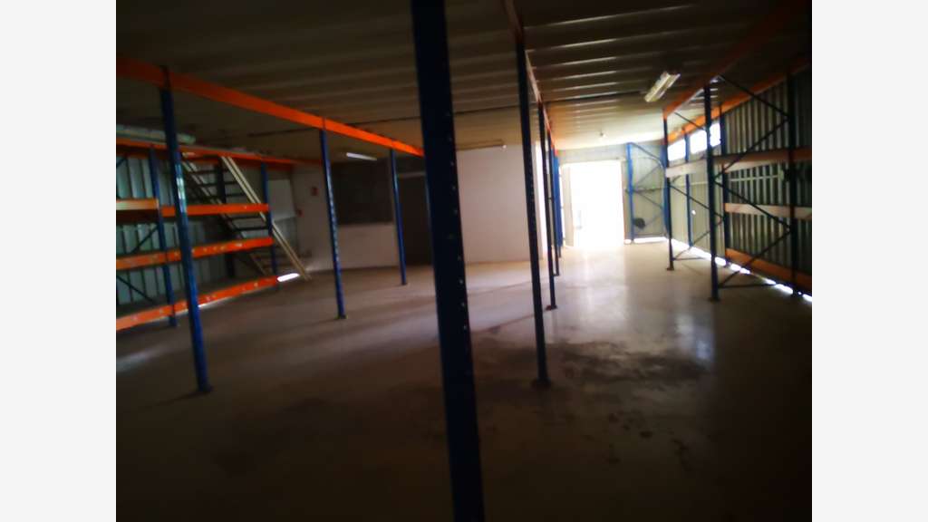 A vendre local 1400m² terrain 3000m² à La Farlède