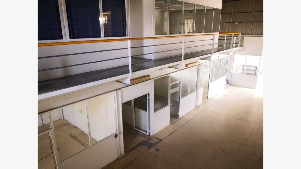 A vendre local 1400m² terrain 3000m² à La Farlède