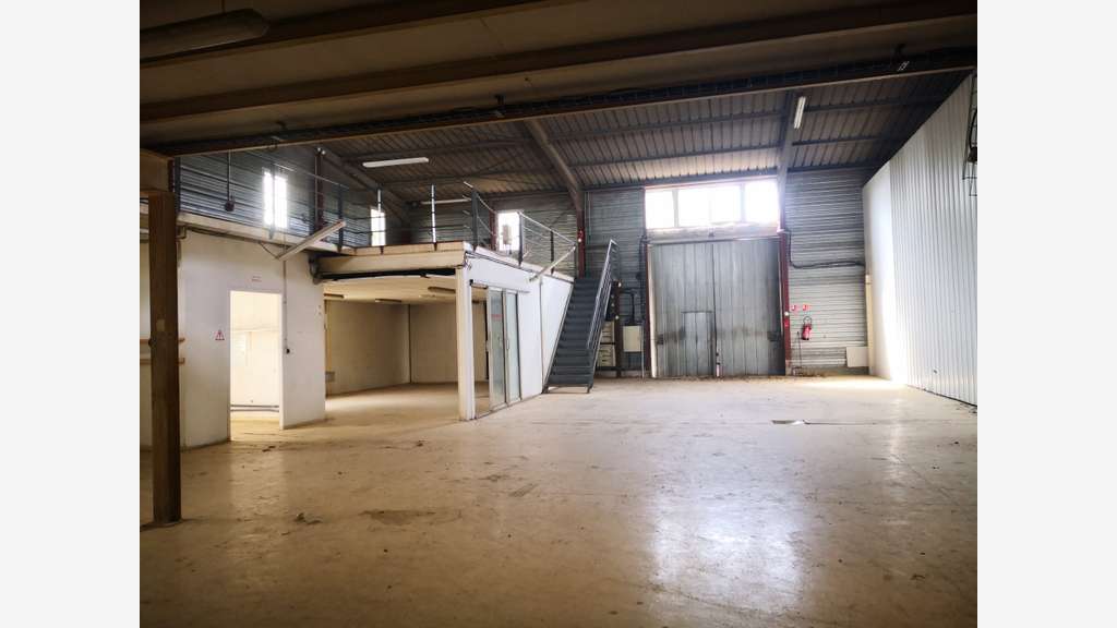 A vendre local 1400m² terrain 3000m² à La Farlède