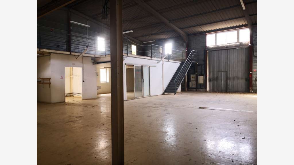 A vendre local 1400m² terrain 3000m² à La Farlède