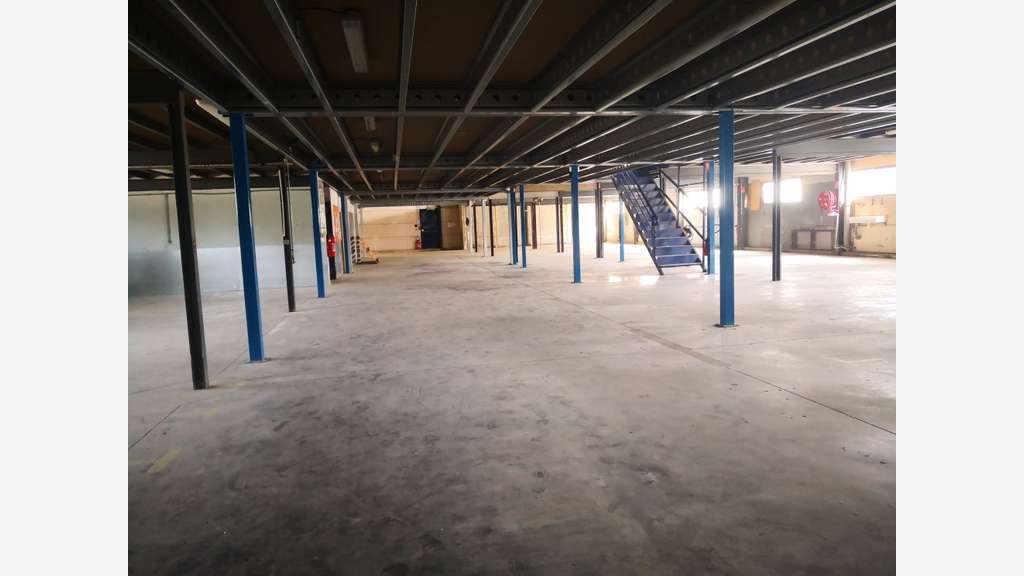 A vendre local 1900m² terrain 2250m² à La Farlède