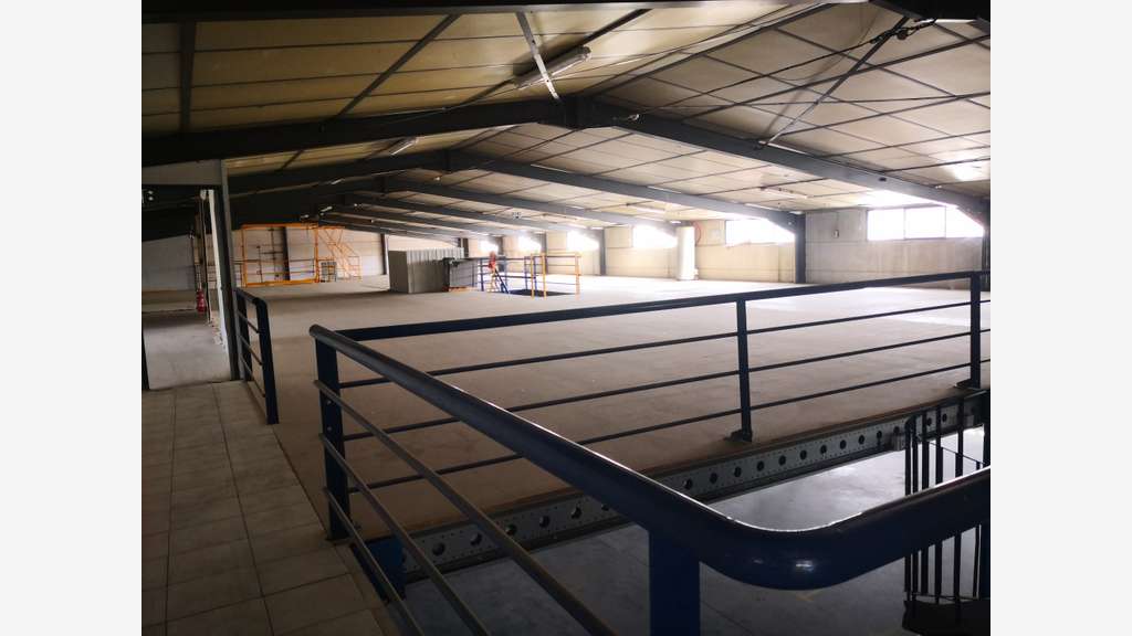 A vendre local 1900m² terrain 2250m² à La Farlède