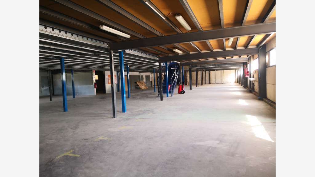 A vendre local 1900m² terrain 2250m² à La Farlède