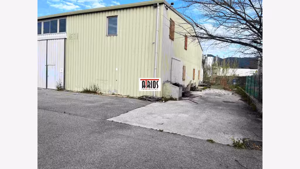 Vente local d'activité de 1710m² en ZI la Farlède