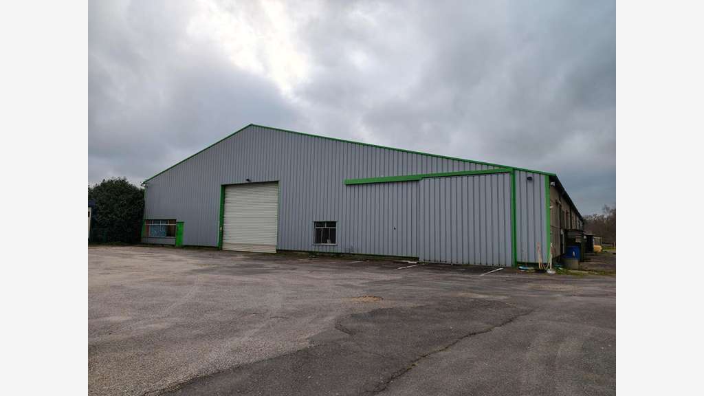 Vente entrepôt local industriel 1500m² La Gacilly