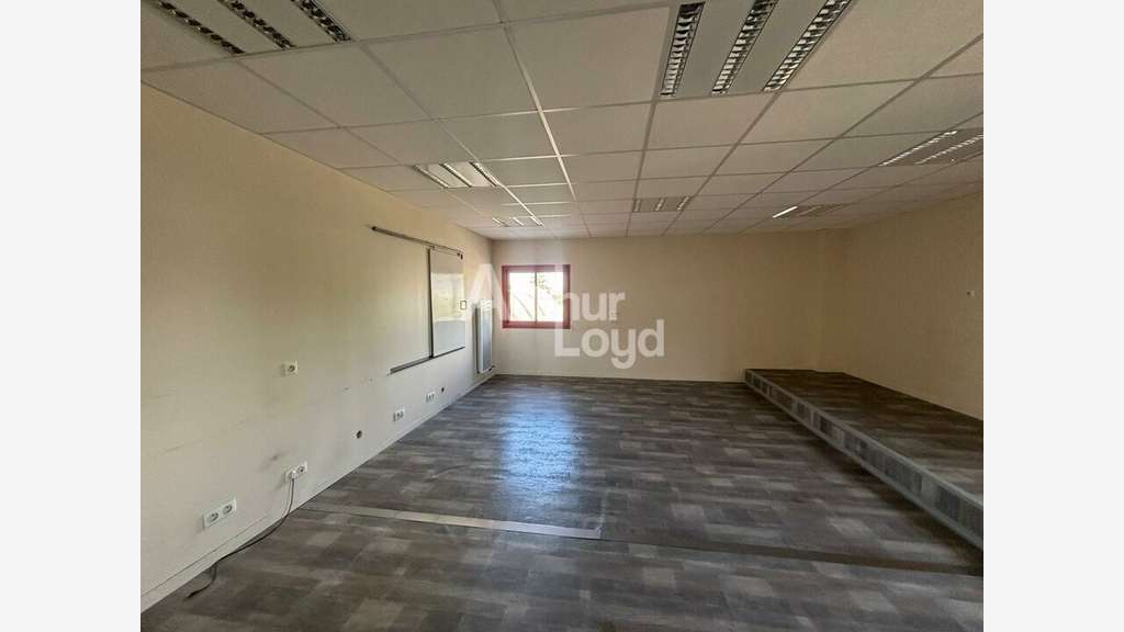 Local d'activité 2500m² à vendre à La Jaudonnière