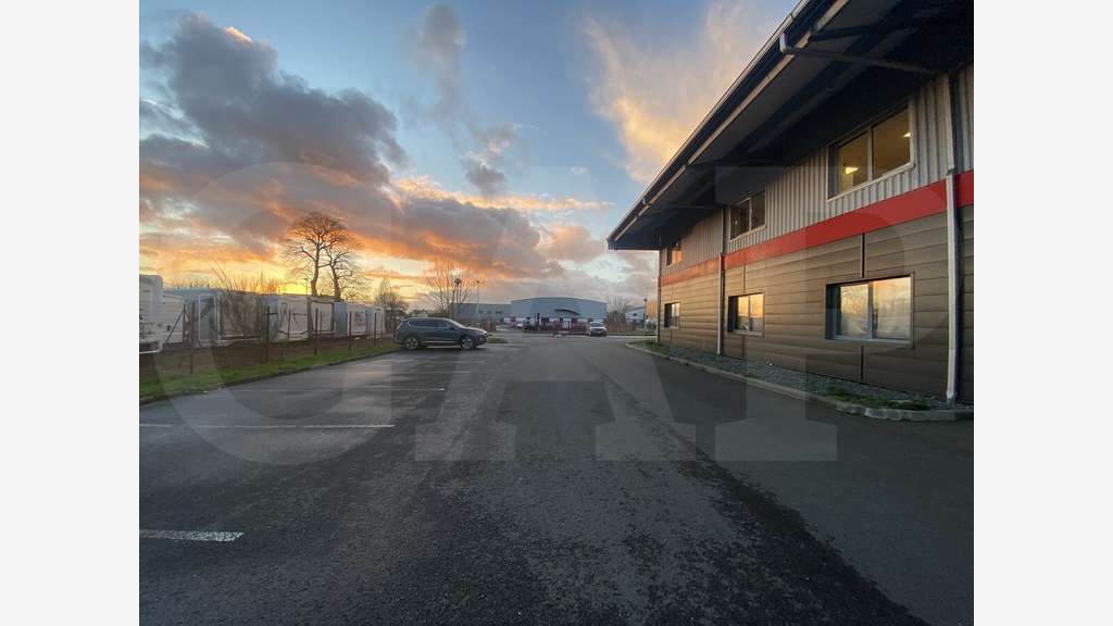 A vendre bâtiment de 900m² La Mézière zone indus.