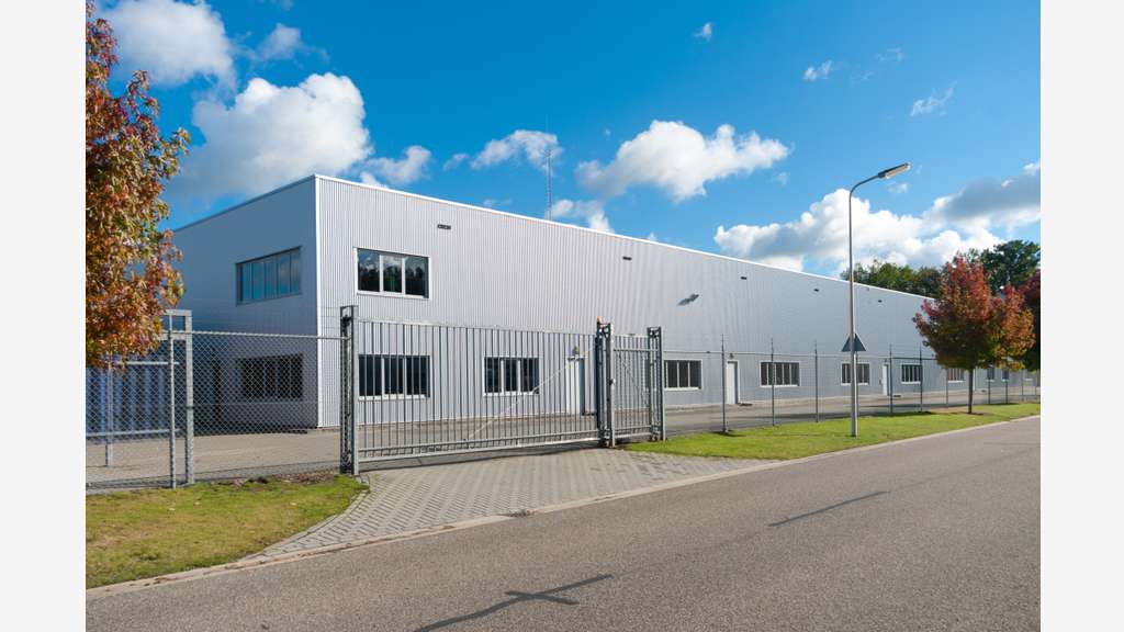 A VENDRE BATIMENT en ZI 1400 M2 + FONCIER