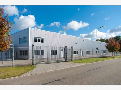 A VENDRE BATIMENT en ZI 1400 M2 + FONCIER