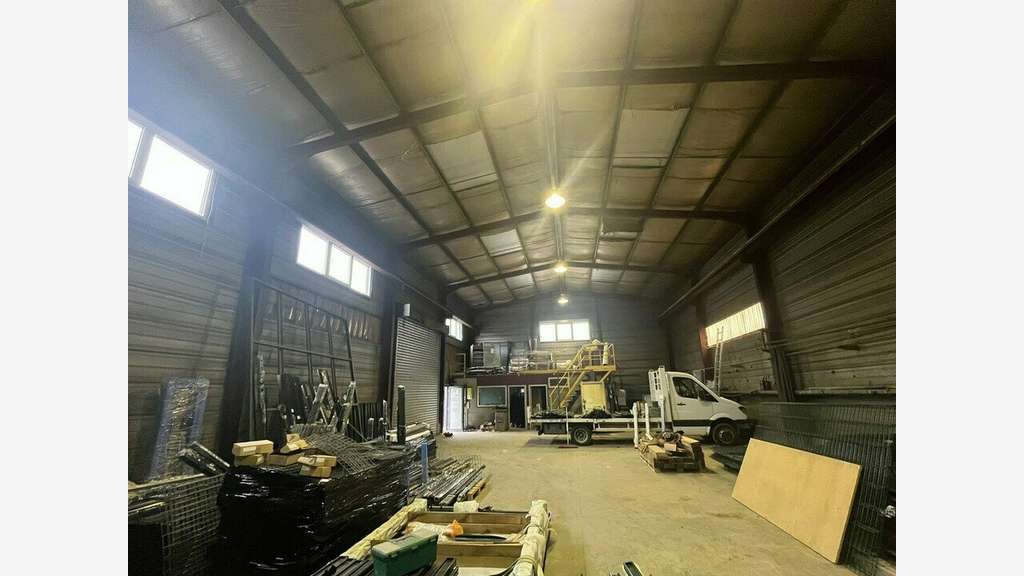 Local d'activités 500m² à vendre en Savoie (73)