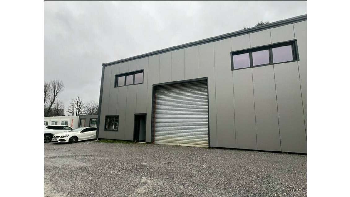 Local d'activités 500m² à vendre en Savoie (73)