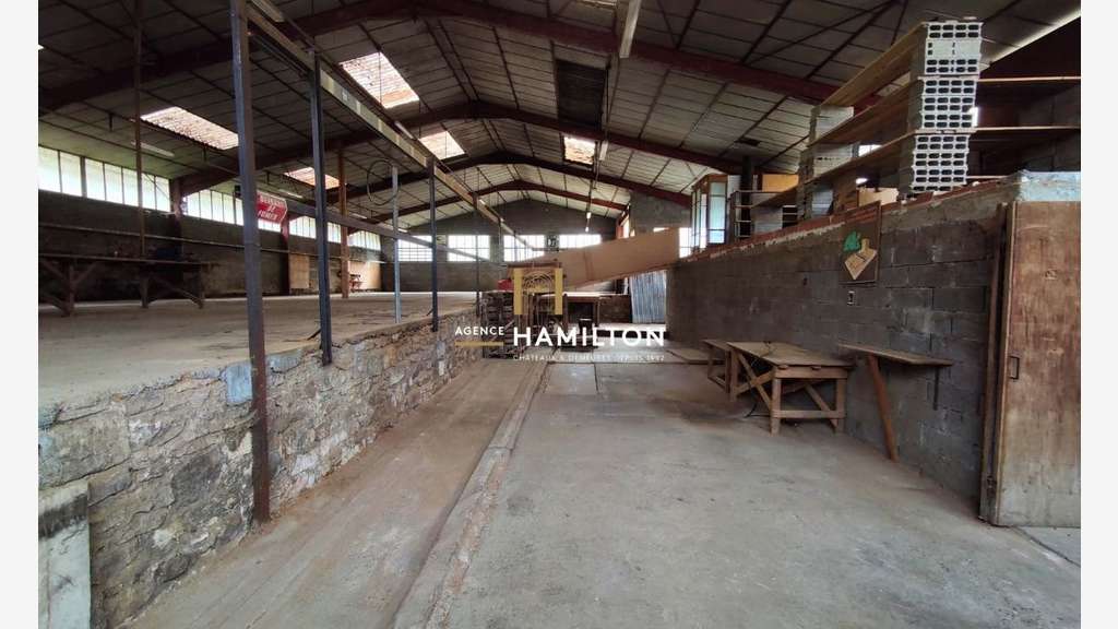 ANCIEN ATELIER DE MENUISERIE-LOCAL PROFESSIONNEL