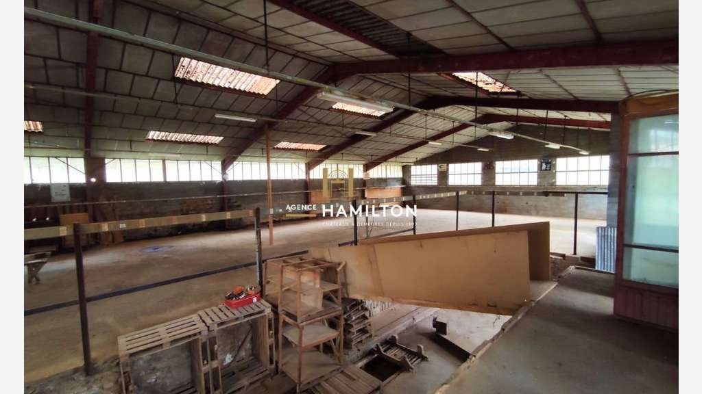 ANCIEN ATELIER DE MENUISERIE-LOCAL PROFESSIONNEL
