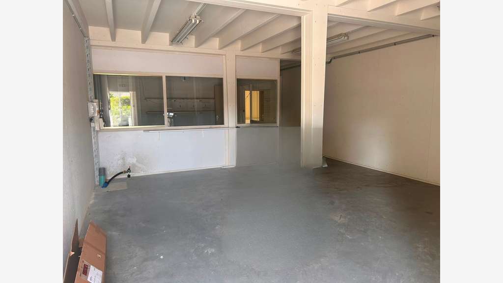 ENTREPOT AVEC BUREAUX (27)