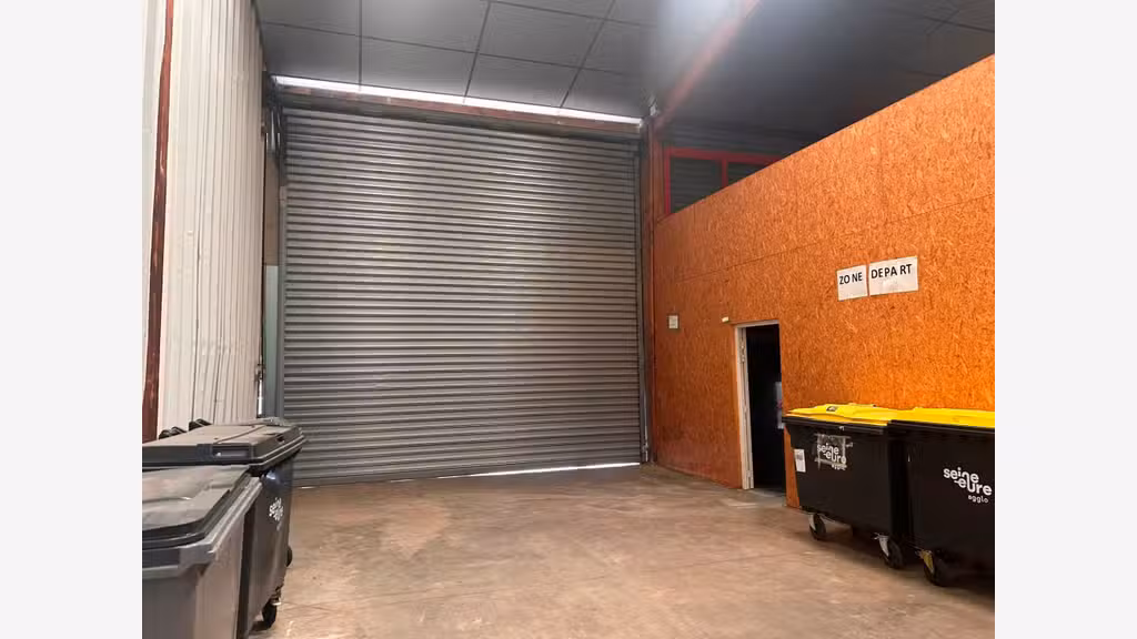 Vente entrepôt 1544m² avec bureaux à La Saussaye
