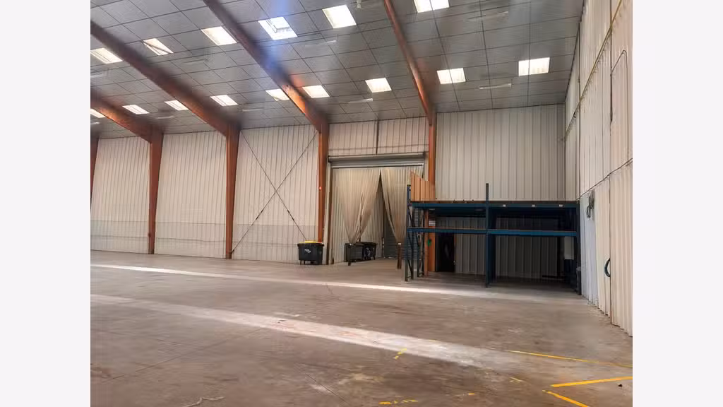 Vente entrepôt 1544m² avec bureaux à La Saussaye