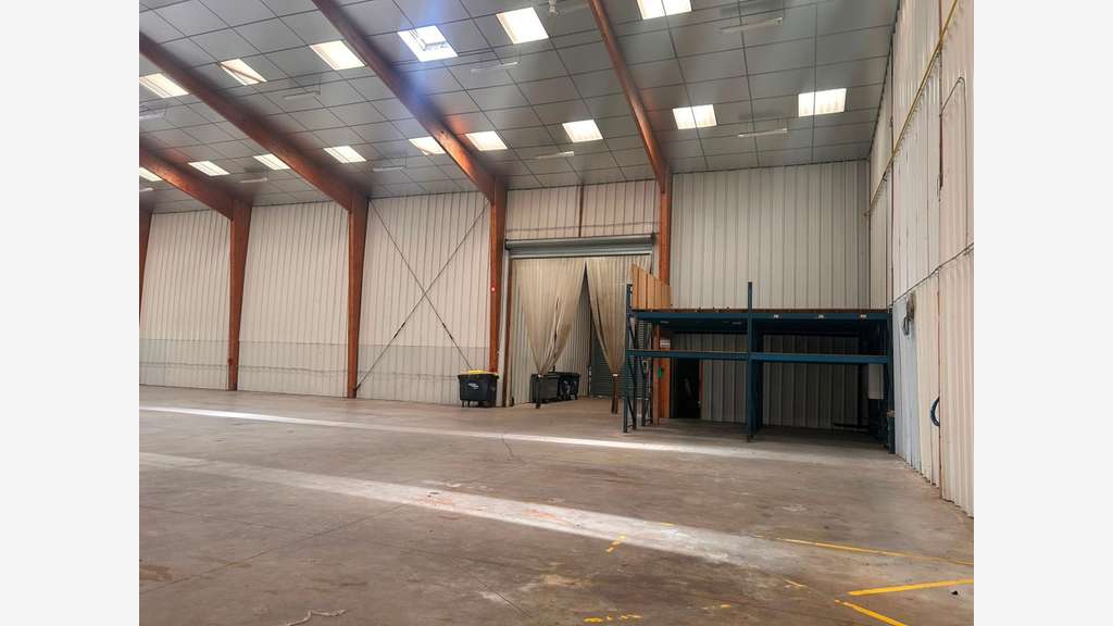 ENTREPOT AVEC BUREAUX (27)