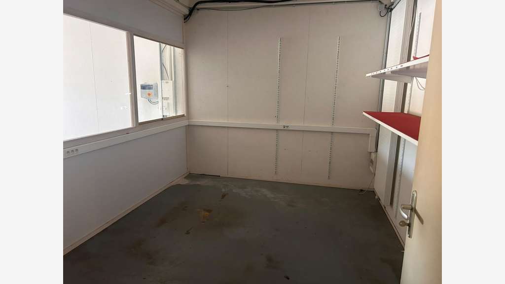 ENTREPOT AVEC BUREAUX (27)