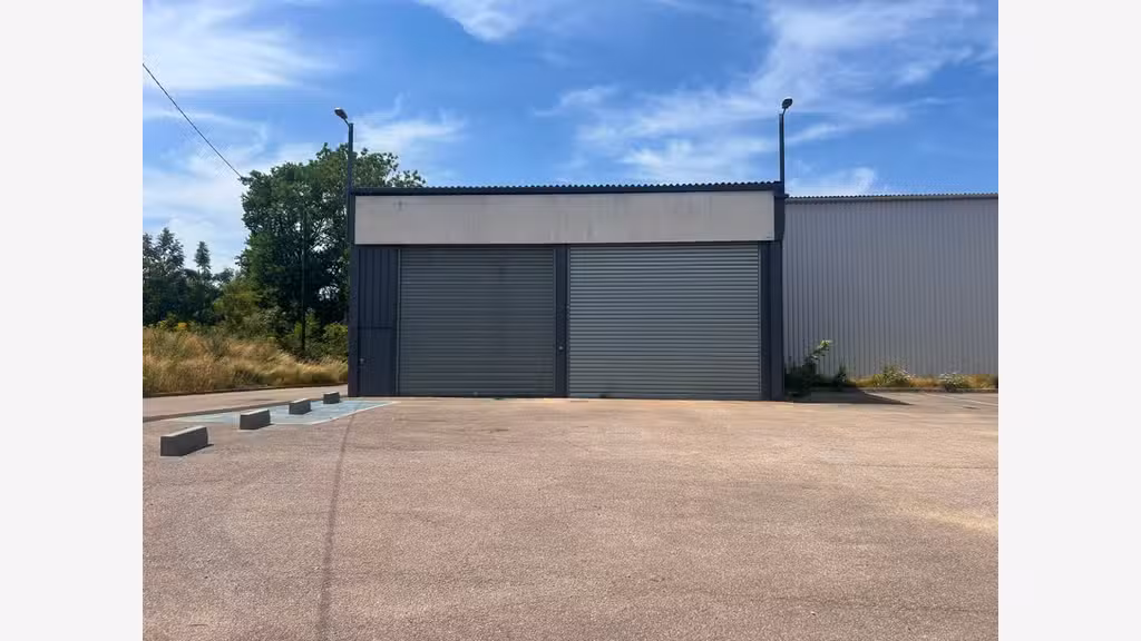 Vente entrepôt 1544m² avec bureaux à La Saussaye