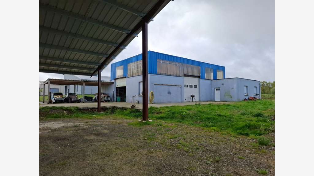 Vente locaux d'environ 900m² à La Sauvagère