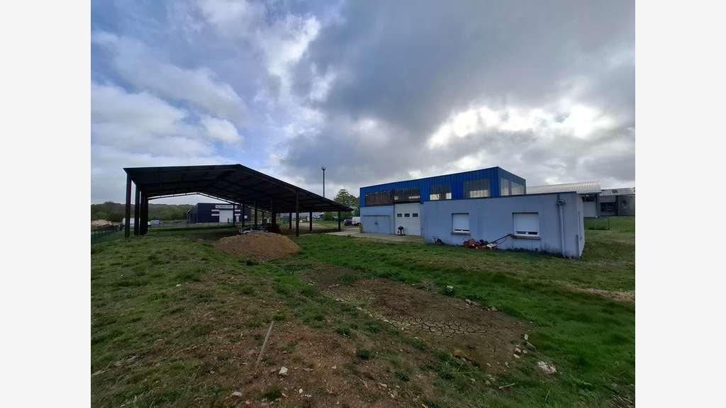 Vente locaux d'environ 900m² à La Sauvagère
