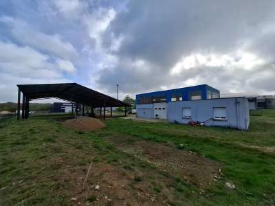 Vente locaux d'environ 900m² à La Sauvagère