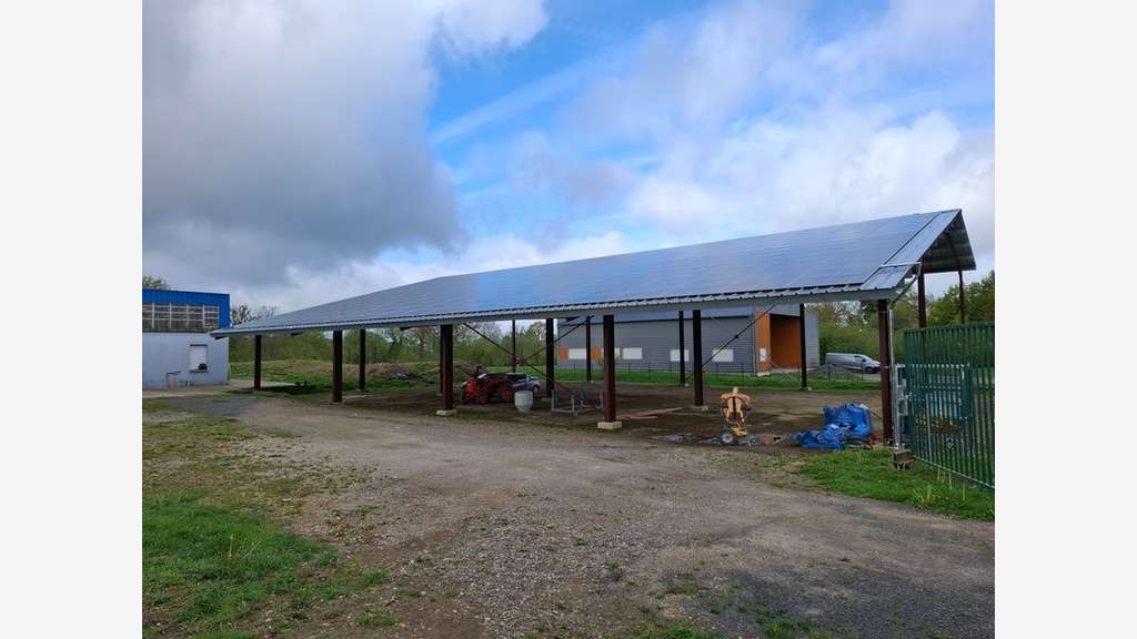 Vente locaux d'environ 900m² à La Sauvagère
