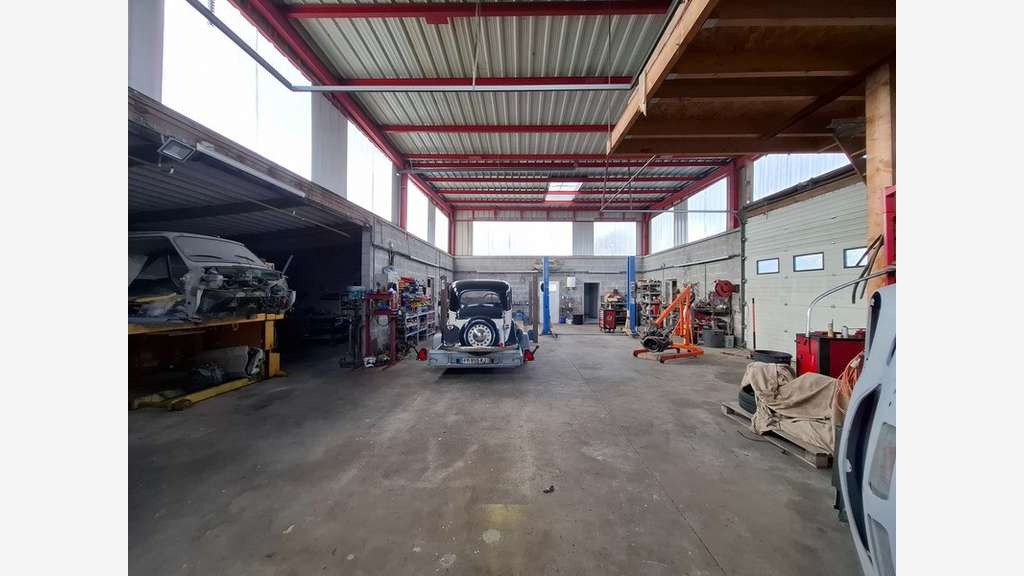 Vente locaux d'environ 900m² à La Sauvagère