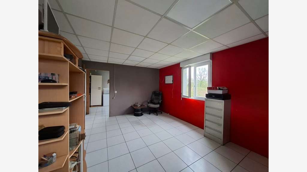 Vente locaux d'environ 900m² à La Sauvagère
