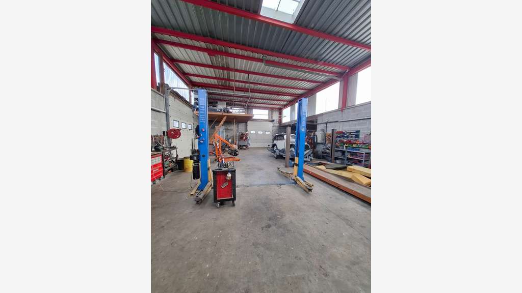 Vente locaux d'environ 900m² à La Sauvagère