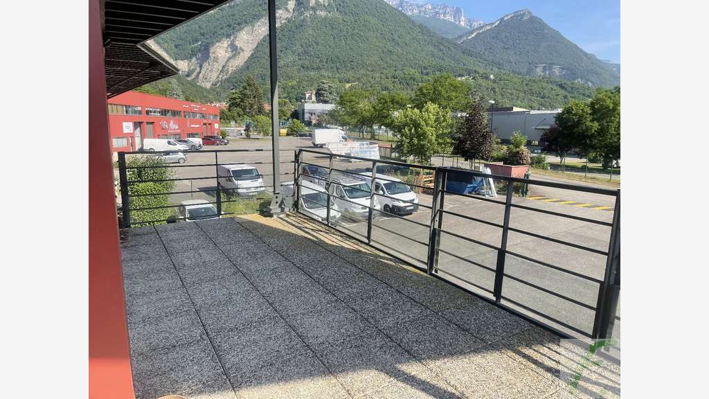A vendre entrepôt 786m² à proximité de Crolles