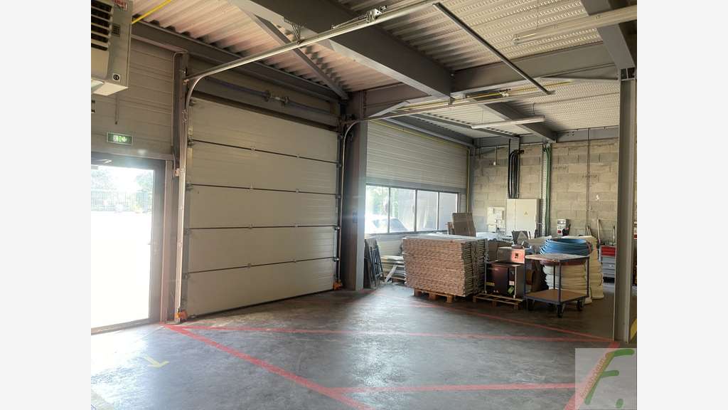 A vendre entrepôt 786m² à proximité de Crolles