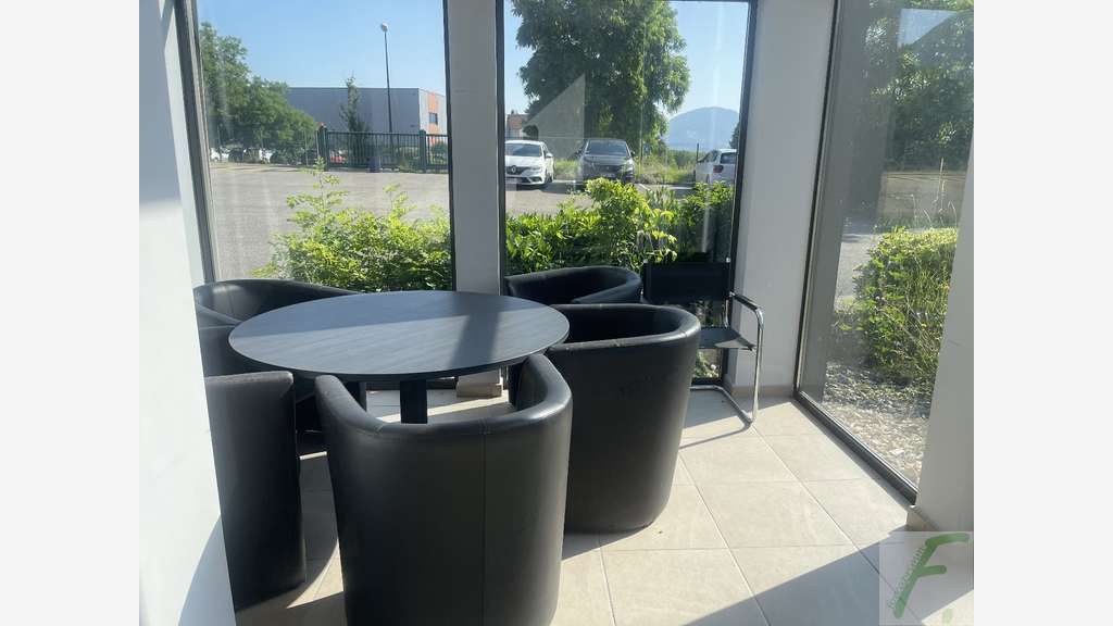 A vendre entrepôt 786m² à proximité de Crolles