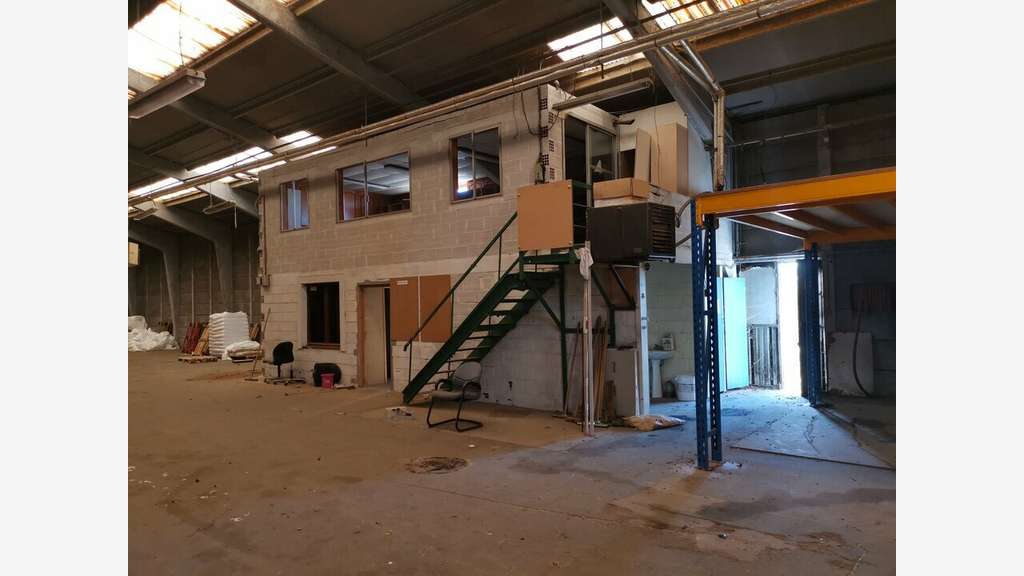 À vendre – entrepôt non divisibles de 2 990 m² à L