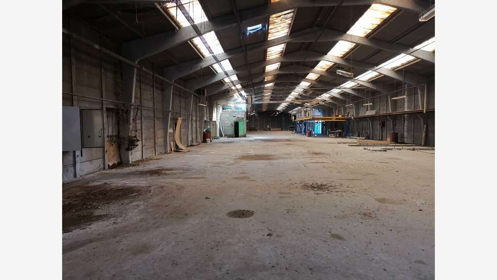 À vendre – entrepôt non divisibles de 2 990 m² à L