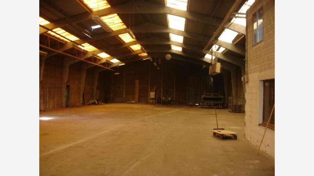 À vendre – entrepôt non divisibles de 2 990 m² à L