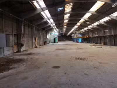 À vendre – entrepôt non divisibles de 2 990 m² à L
