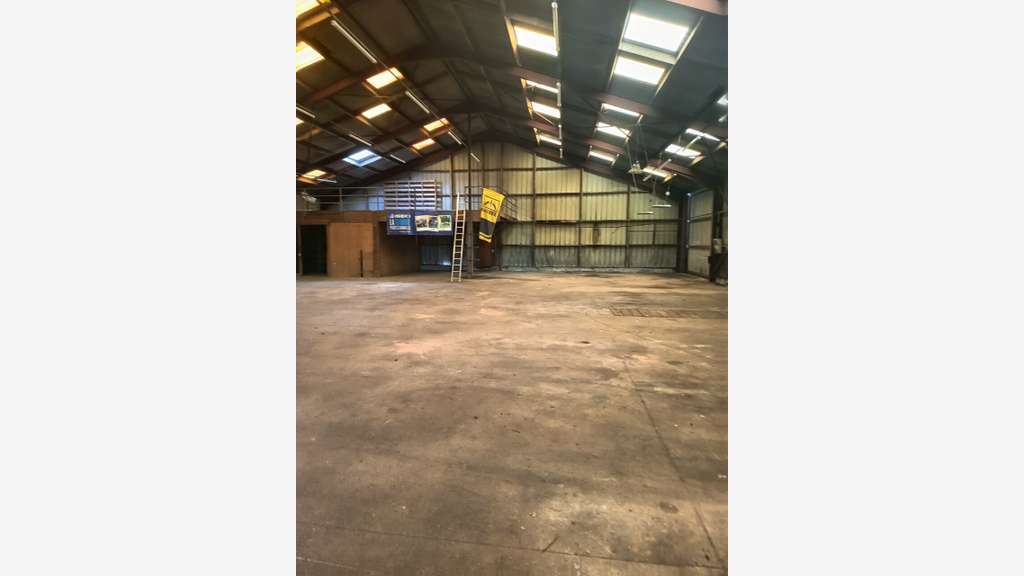 A vendre entrepôt 1350m² proche Landivisiau