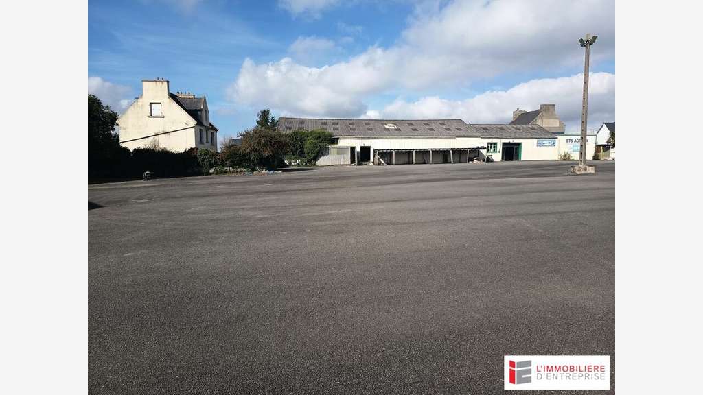 A vendre entrepôt 1350m² proche Landivisiau