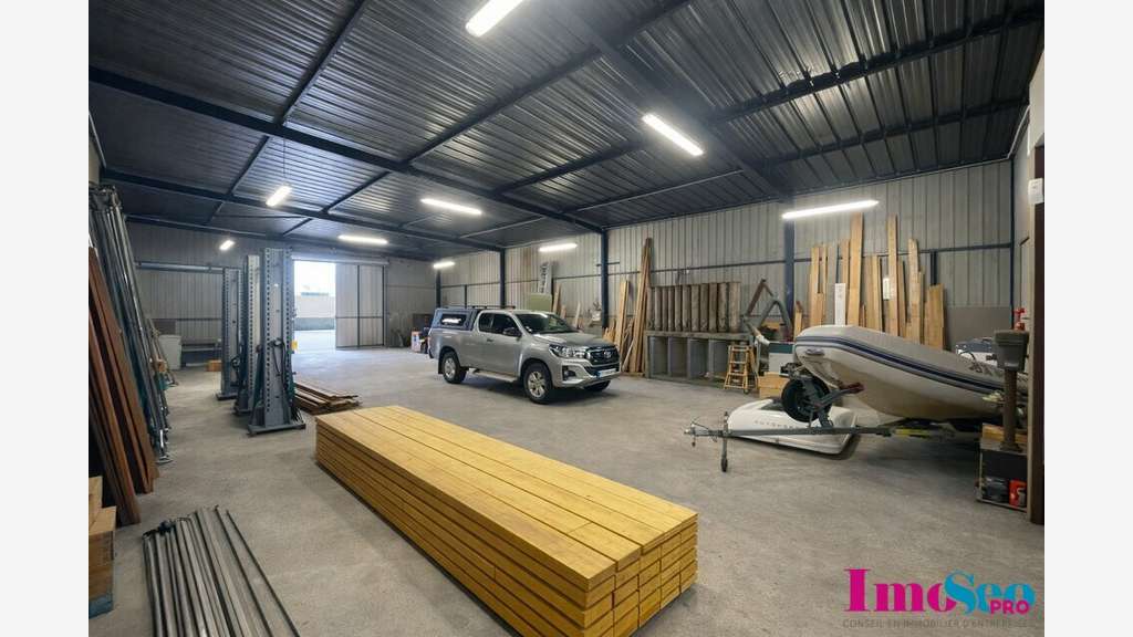 Entrepôt de 350m² à vendre en ZAC à Latresne